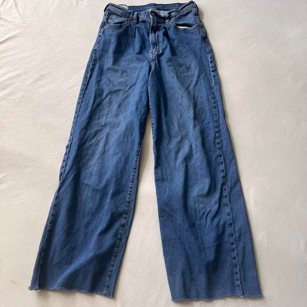 gap high rise wide leg blue jeans size 28 / 6 regular color no fade jeans!